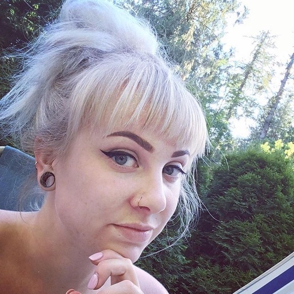 Meet your Posher, Megan - Picture 3 of 3